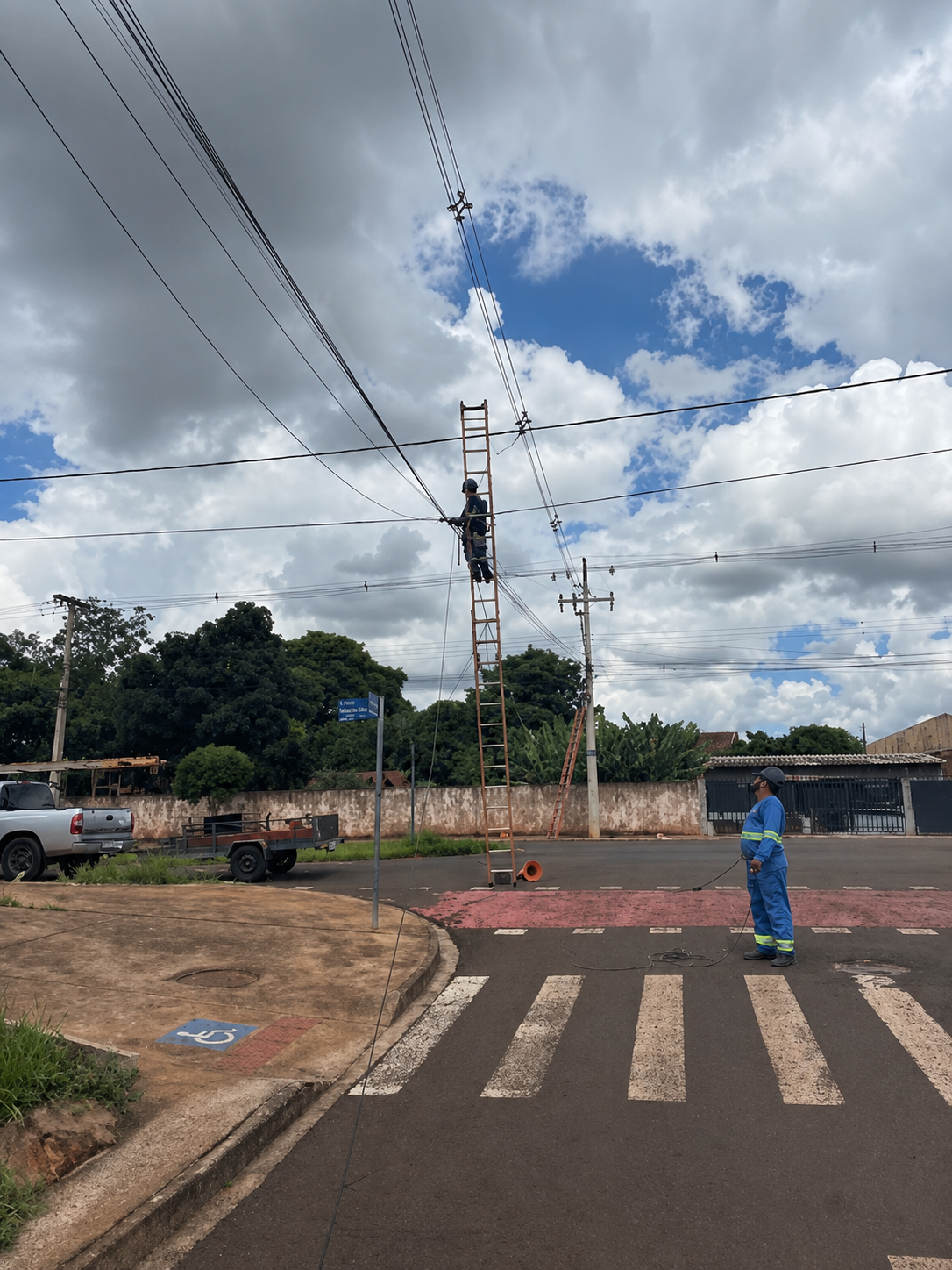 Técnico realizando atendimento em infraestrutura de fibra óptica